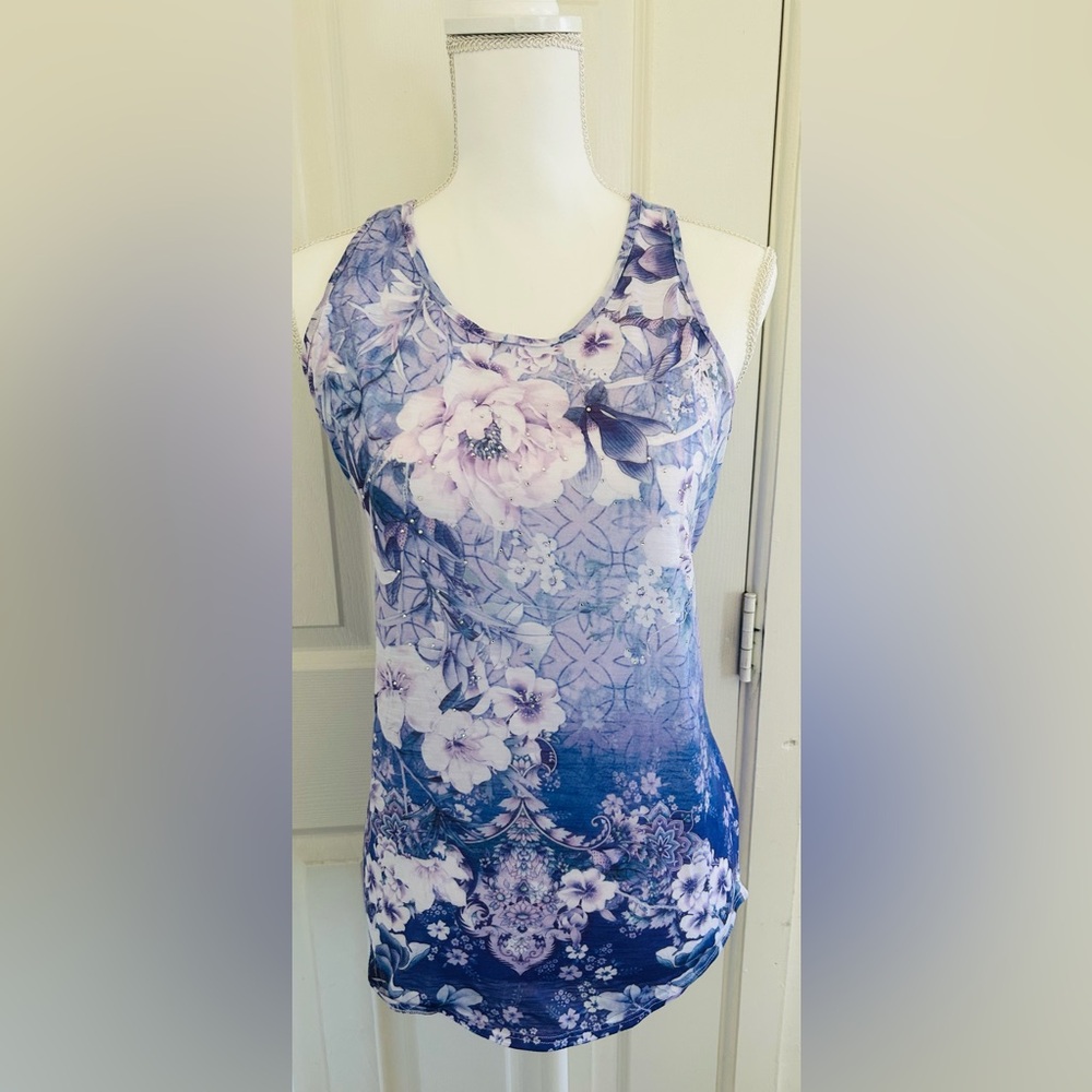 Floral Scoop Neck Camisole Tank Top in Lavender Blue